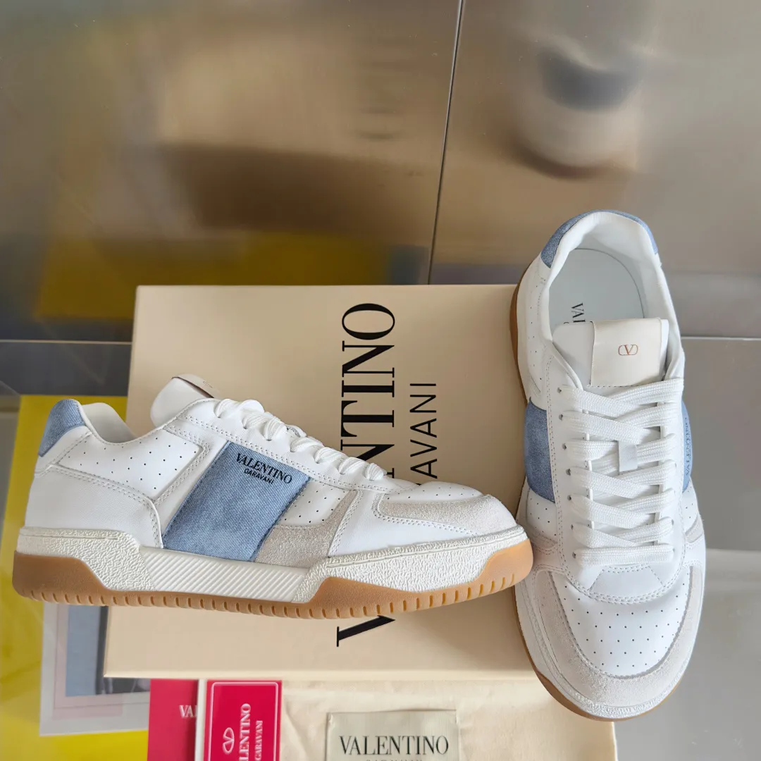 [Valentino] P: 800💰 Couple model, size: ▪️Size: Women's model 35-40 / Men's model 39-44 (45 customized) Valentino Valentino Couple model Joie de Jouer series Velcro Thick sole Bread shoes Couple model Casual sports shoes White shoes Original purchase and development Production Joie de Jouer series The style is simple but not out of style. The pure white base is paired with fresh green and soft beige, and the unique Velcro design highlights your personality. Every detail tells the fashion and quality. Wear it, take a confident step, and start the fashion journey. Exquisite packaging at the delivery counter🛍📦 ▪️Fabrics: Original custom imported first-layer cowhide ▪️Inner lining: Original custom-made soft sheepskin lining ▪️Outsole: Original open-molded anti-slip TPU material ▪️Sole thickness: 3.5CM